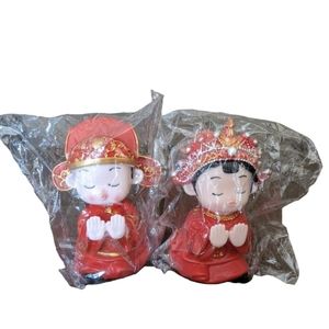 Chinese Traditional Wedding Figures Statue Kissing Couple.